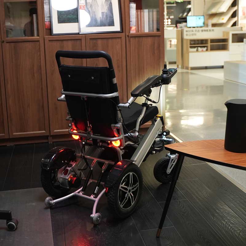 elektrikli arazi tekerlekli sandalyesi
